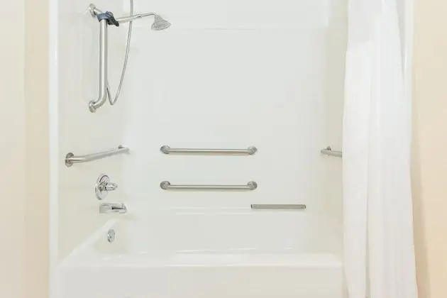 Standard Oda, 2 Büyük (Queen) Boy Yatak, Engellilere Uygun (Hearing, Mobility Tub)