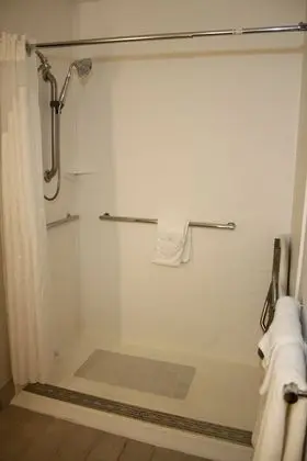 Standard Oda, 2 Büyük (Queen) Boy Yatak, Engellilere Uygun (Hearing, Mobility Tub)