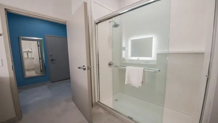 Oda, 1 En Büyük (King) Boy Yatak ve Çekyat, Engellilere Uygun (Hearing, Transfer Shower)