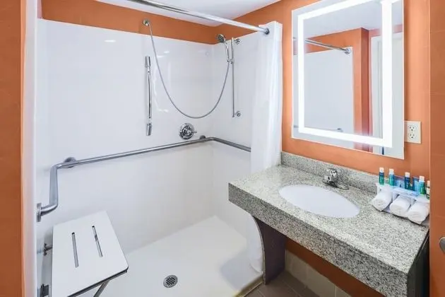 Süit, 1 En Büyük (King) Boy Yatak, Engellilere Uygun (Comms Accessible. Roll-In Shower)