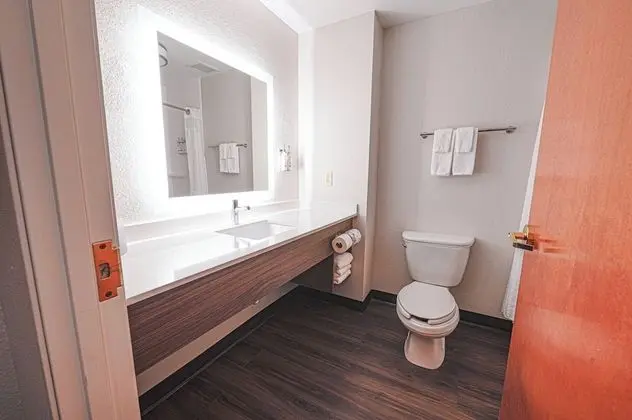 Süit, 2 Büyük (Queen) Boy Yatak, Engellilere Uygun (Mobility Tub)