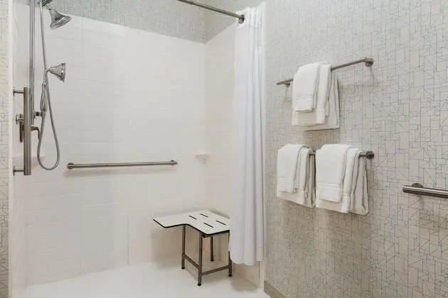 Standard Oda, 2 Büyük (Queen) Boy Yatak, Engellilere Uygun (Communication, Roll-In Shower)