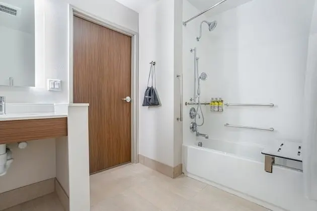 Standard Oda, 2 Büyük (Queen) Boy Yatak, Engellilere Uygun (Accessible Tub)