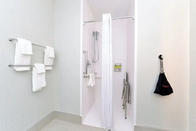 Oda, 1 En Büyük (King) Boy Yatak, Engellilere Uygun (Mobility Roll-In Shower)