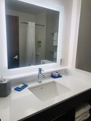 Oda, 1 En Büyük (King) Boy Yatak, Engellilere Uygun (Mobility Roll-In Shower)