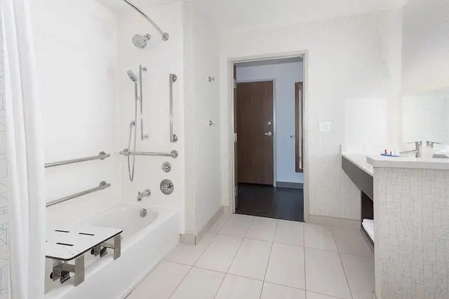 Standard Oda, 2 Büyük (Queen) Boy Yatak, Engellilere Uygun (Communications, Accessible Tub)