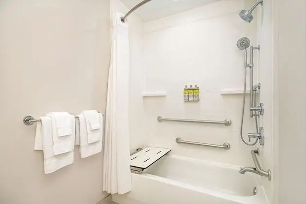Standard Oda, 2 Büyük (Queen) Boy Yatak, Engellilere Uygun (Mobility Tub)