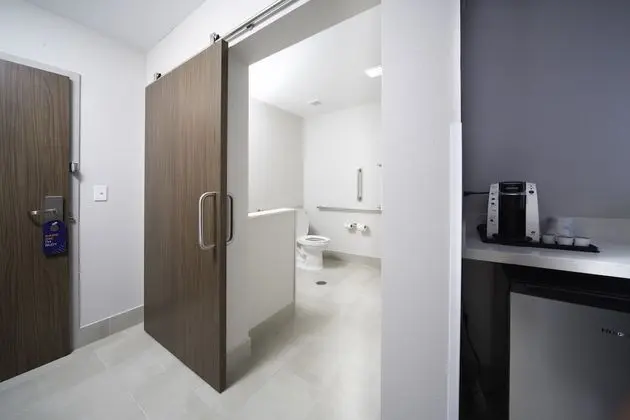 Standard Oda, 1 En Büyük (King) Boy Yatak, Engellilere Uygun (Roll-In Shower)