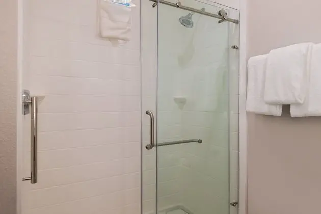 Standard Oda, 1 En Büyük (King) Boy Yatak, Engellilere Uygun (Communications, Roll In Shower)