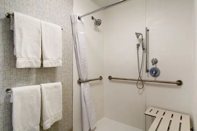 Oda, 1 En Büyük (King) Boy Yatak, Engellilere Uygun (Communication, Mobil Roll-In Shower)