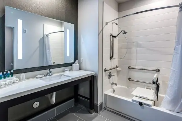 Standard Oda, 1 En Büyük (King) Boy Yatak, Engellilere Uygun (Comm, Tub)