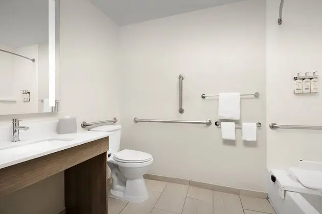 Oda, 1 En Büyük (King) Boy Yatak, Engellilere Uygun (Communications, Accessible Tub)