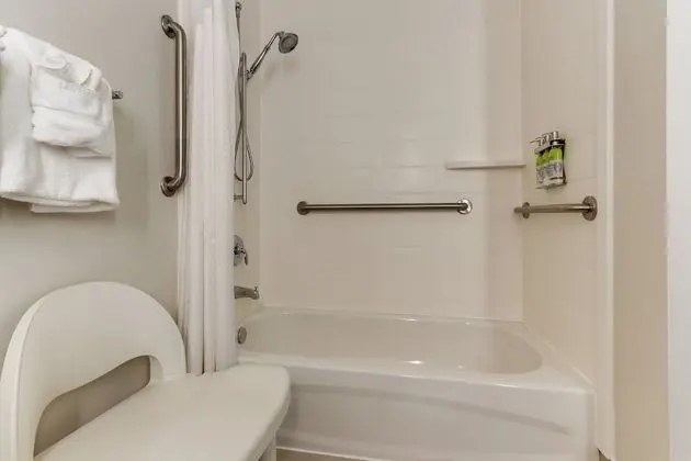 Standard Oda, 2 Büyük (Queen) Boy Yatak, Engellilere Uygun (Accessible Tub)
