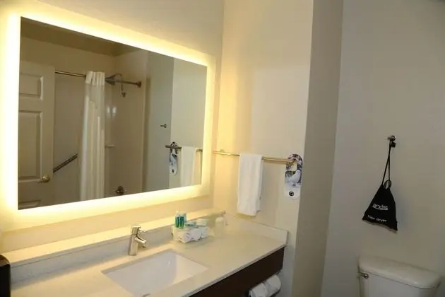 Standard Oda, 1 En Büyük (King) Boy Yatak, Engellilere Uygun (Communications)