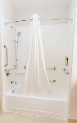 Standard Oda, 2 Büyük (Queen) Boy Yatak, Engellilere Uygun (Comm, Mobil Tub)