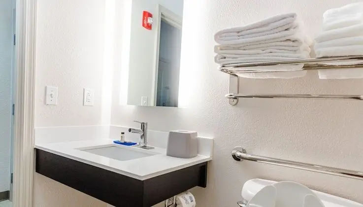 Standard Oda, 2 Büyük (Queen) Boy Yatak, Engellilere Uygun (Comm, Mobil Tub)