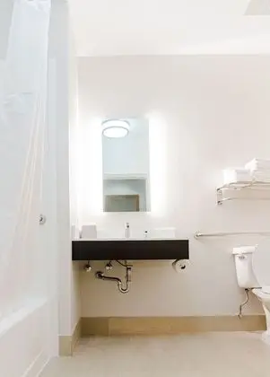 Standard Oda, 2 Büyük (Queen) Boy Yatak, Engellilere Uygun (Comm, Mobil Tub)