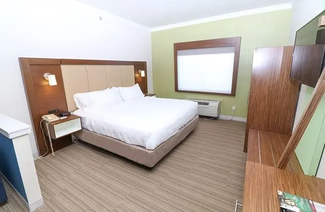 Standard Oda, 2 Büyük (Queen) Boy Yatak, Engellilere Uygun (Communications)