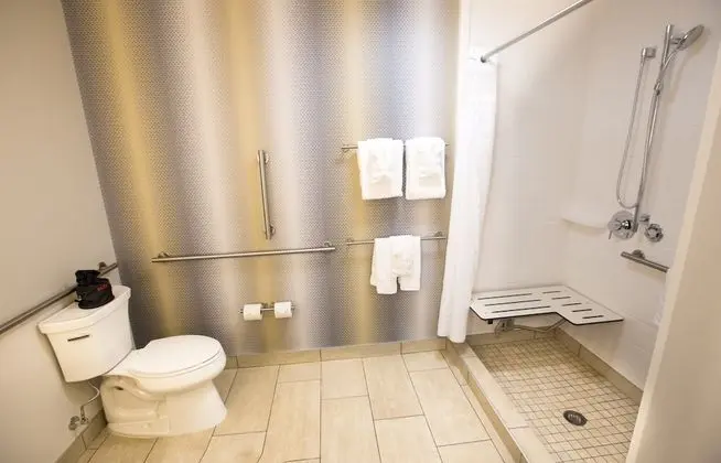 Standard Oda, 1 En Büyük (King) Boy Yatak, Engellilere Uygun (Comm Mobil Tran Shwr)