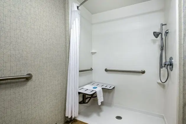 Standard Oda, 1 En Büyük (King) Boy Yatak, Engellilere Uygun (Communication Accessible)