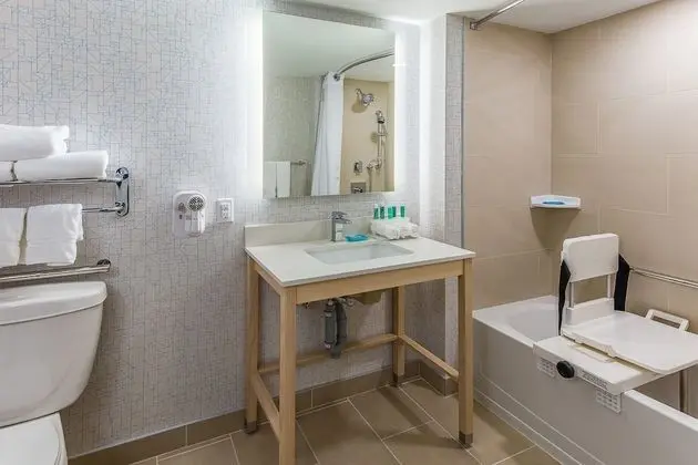 Standard Oda, 1 En Büyük (King) Boy Yatak, Engellilere Uygun (Roll-In Shower)
