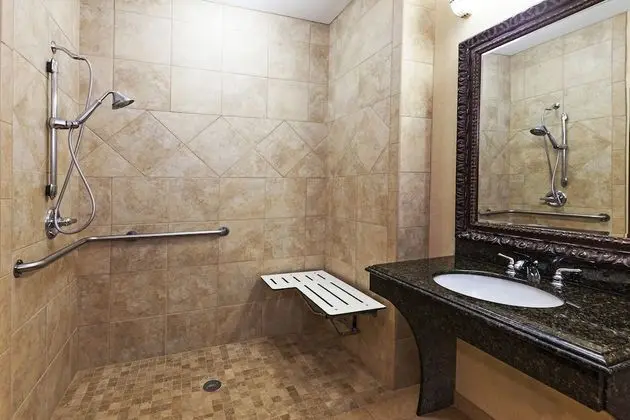 Standard Oda, 1 En Büyük (King) Boy Yatak, Engellilere Uygun (Mobility Roll-In Shower)