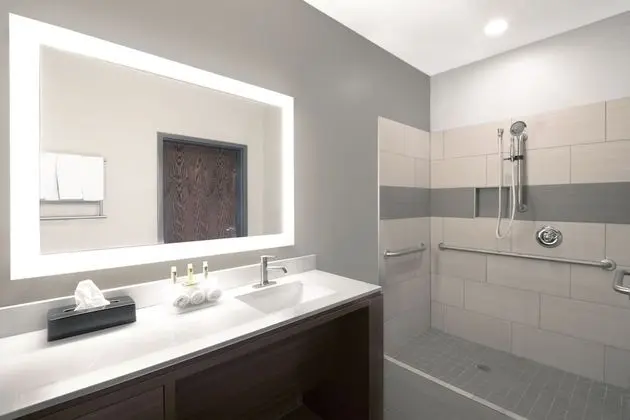 Standard Oda, 2 Büyük (Queen) Boy Yatak, Engellilere Uygun (Mobility Tub)