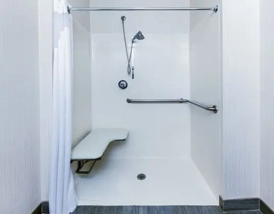 Standard Oda, 1 En Büyük (King) Boy Yatak, Engellilere Uygun (Communication, Roll-In Shower)