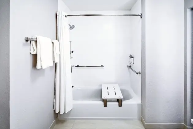 Standard Oda, 1 En Büyük (King) Boy Yatak, Engellilere Uygun (Accessible Tub)