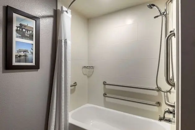 Süit, 1 Büyük (Queen) Boy Yatak, Engellilere Uygun, Sigara İçilmez (Roll-In Shower)