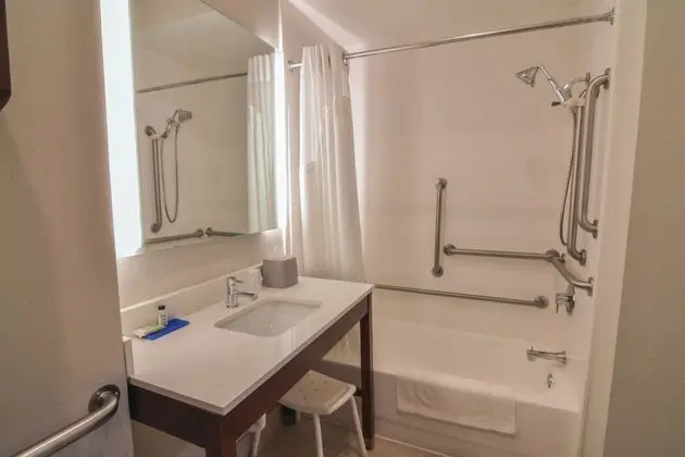 Standard Oda, 2 Büyük (Queen) Boy Yatak, Engellilere Uygun (Communications, Accessible Tub)