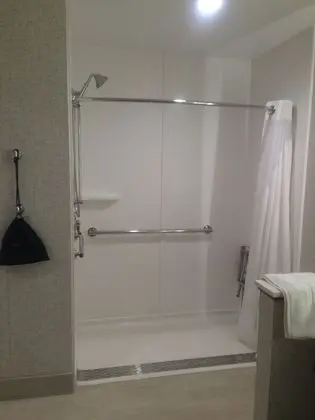 Süit, 1 En Büyük (King) Boy Yatak, Engellilere Uygun (Mobility Roll-In Shower)