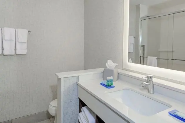 Standard Oda, 2 Büyük (Queen) Boy Yatak, Engellilere Uygun, Sigara İçilmez (Communications)