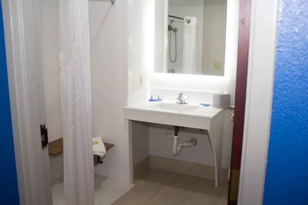 Standard Oda, 1 En Büyük (King) Boy Yatak (Mobility, Roll-In Shower)
