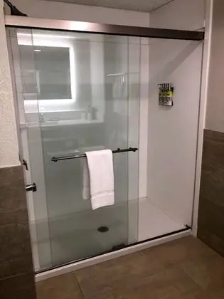 Standard Oda, 1 En Büyük (King) Boy Yatak ve Çekyat (Wet Bar)