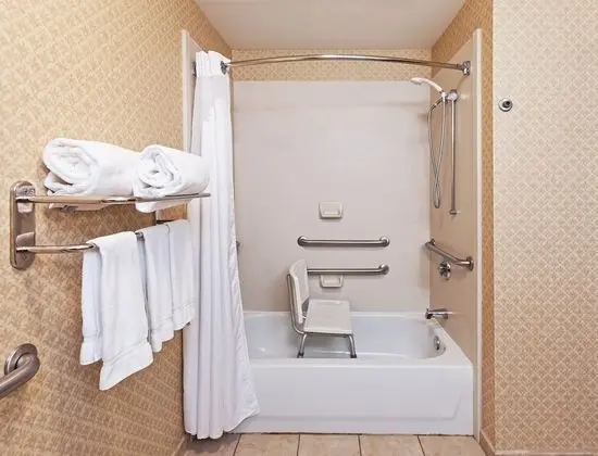 Standard Oda, 2 Büyük (Queen) Boy Yatak, Engellilere Uygun (Mobility, Accessible Tub)
