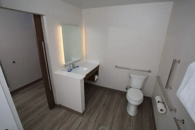 Standard Oda, 2 Büyük (Queen) Boy Yatak, Engellilere Uygun (Accessible Tub)