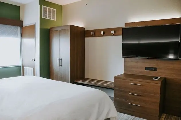 Standard Oda, 1 En Büyük (King) Boy Yatak, Engellilere Uygun (Roll-In Shower)