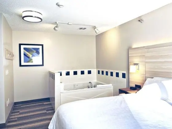 Süit, 1 En Büyük (King) Boy Yatak, Engellilere Uygun (Comm)