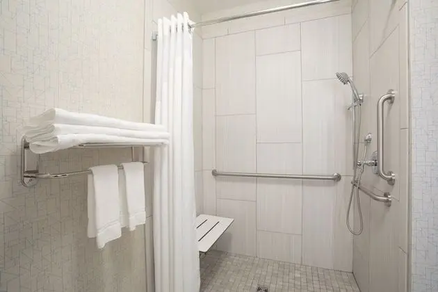 Standard Oda, 1 En Büyük (King) Boy Yatak, Engellilere Uygun (Communication, Roll-In Shower)