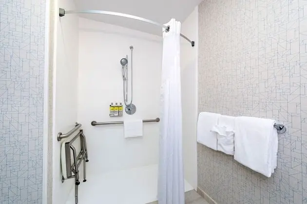 Süit, 1 En Büyük (King) Boy Yatak, Engellilere Uygun (Mobil Roll Shower)