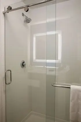 Standard Oda, 1 En Büyük (King) Boy Yatak, Engellilere Uygun (Communcation Accessible)