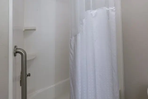 Standard Oda, 1 En Büyük (King) Boy Yatak, Engellilere Uygun (Roll-In Shower)