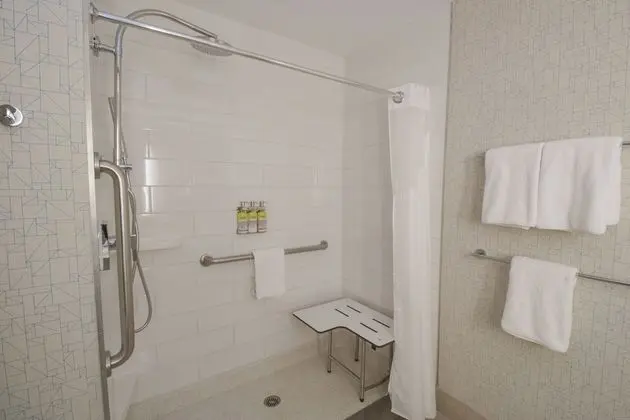 Oda, 2 Büyük (Queen) Boy Yatak, Engellilere Uygun, Sigara İçilmez (Mobility, Roll-In Shower)