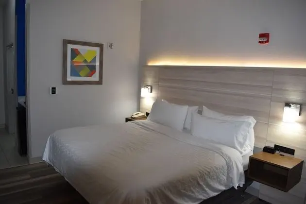 Oda, 1 En Büyük (King) Boy Yatak, Engellilere Uygun (Roll-In Shower)