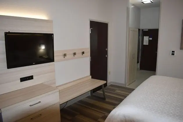 Oda, 1 En Büyük (King) Boy Yatak, Engellilere Uygun (Roll-In Shower)