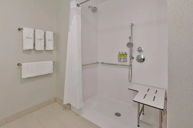 Oda, 1 En Büyük (King) Boy Yatak, Engellilere Uygun (Mobility Roll-In Shower)