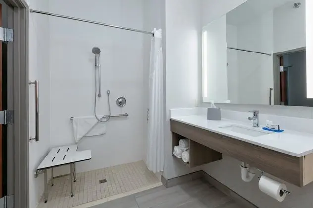 Standard Oda, 1 En Büyük (King) Boy Yatak, Engellilere Uygun (Mobility Roll-In Shower)