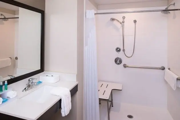 Standard Oda, 1 En Büyük (King) Boy Yatak, Engellilere Uygun (Mobility Roll-In Shower)