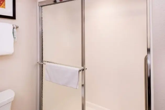 Standard Oda, 1 En Büyük (King) Boy Yatak, Engellilere Uygun (Mobility Roll-In Shower)